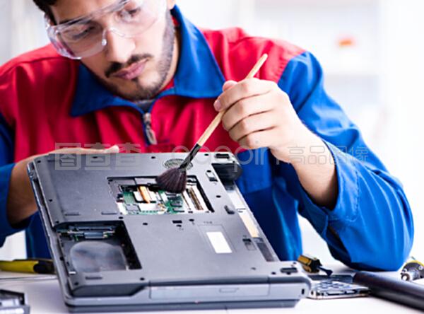 技術(shù)支持中的計(jì)算機(jī)維修工作