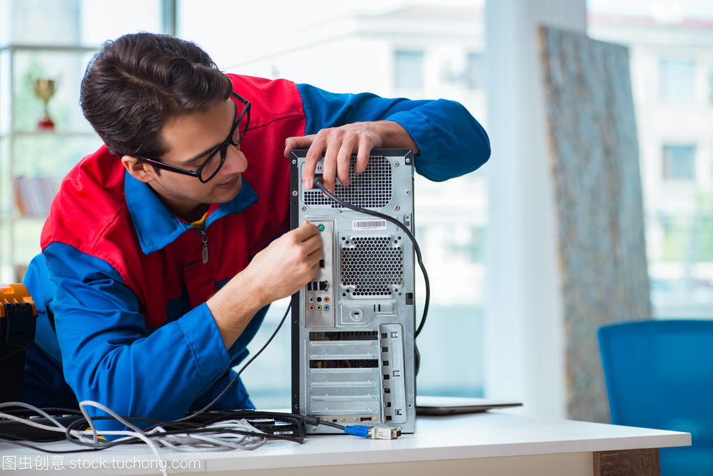 幕后守護者 IT車間計算機維修工的日常與技藝